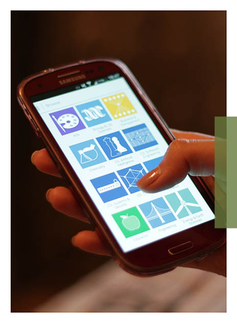 Hand hält Smartphone und bedient mit dem Daumen eine App