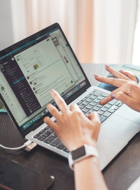 Person tippt auf Laptop
