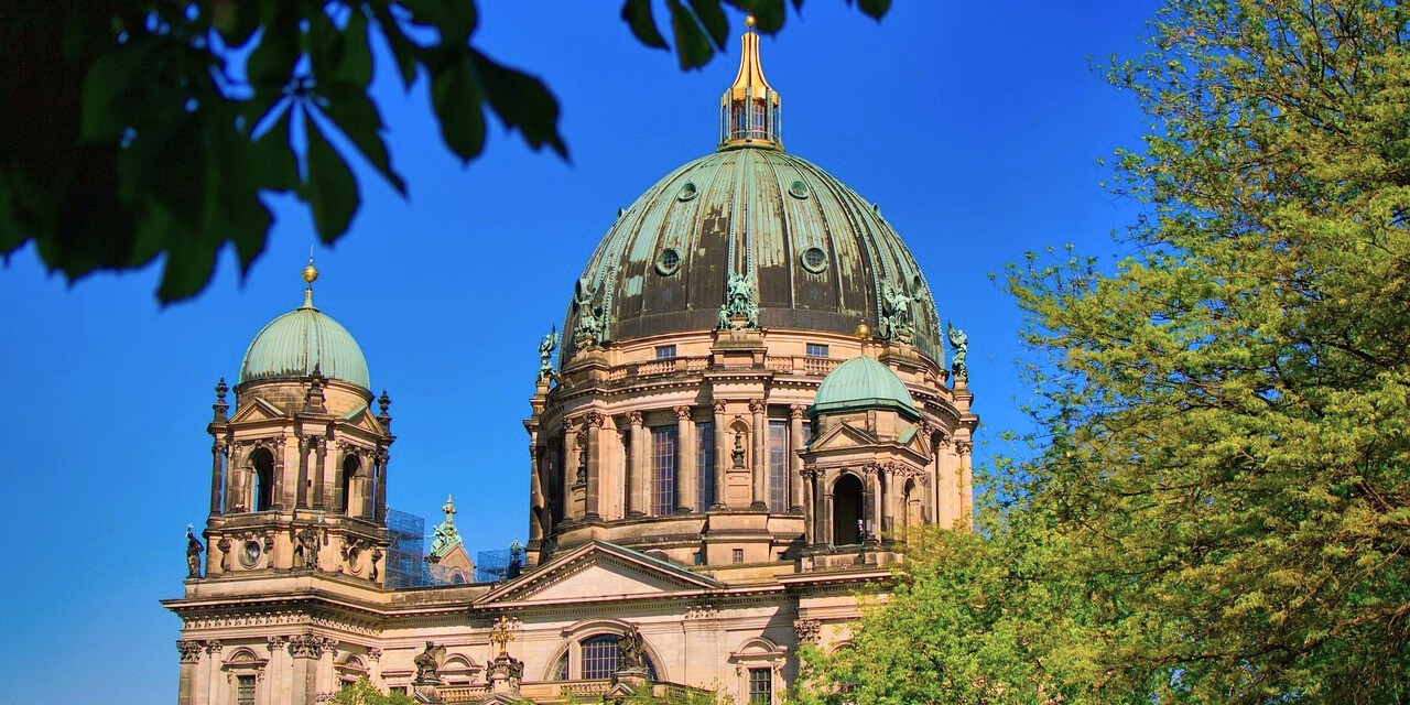 Berliner Dom, von Bäumen verdeckt