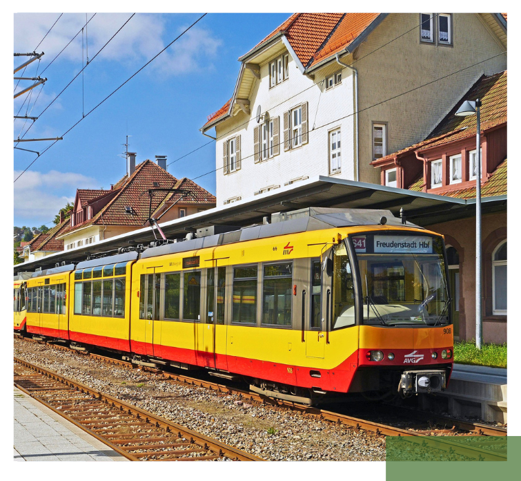 Mit dem ÖPNV umweltfreundlich erkunden, Einfahrt einer Bahn in Bahnhof