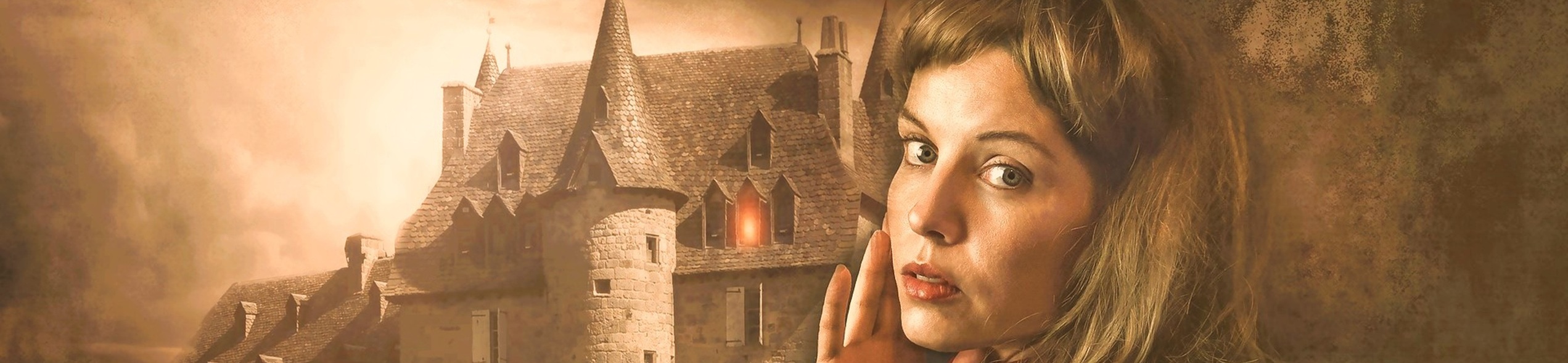 Frau fässt sich mit einer Hand an die Wange und guckt mysteriös in die Kamera, im Hintergund ist eine Schlossburg