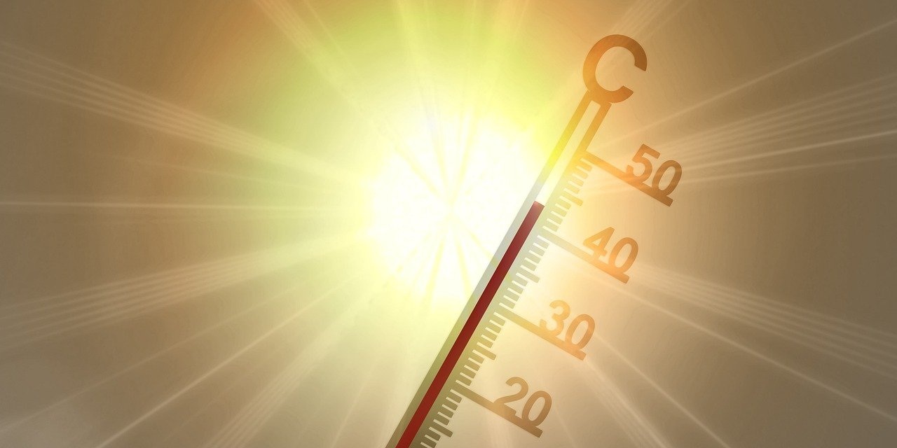 A thermometer showing around 45 degrees Celsius with a yellow-red glow, visually representing extreme heat events linked to climate change.